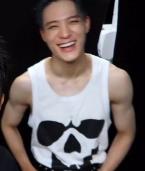 hyuktoast's tweet photo. jno has the photo with the pink hair as his profile picture on dating apps so it always takes people off guard when he actually shows up to the date and is fucking jacked https://t.co/2AH0Ctdcxq