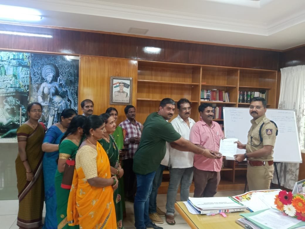 HJS has undertaken a ‘Respect National Flag’ campaign🇮🇳

HJS delegations met govt authorities of different states in India &amp; demanded strict action be taken in cases of insult to the National Flag

It's our duty to maintain proper respect towards our National Flag
#HarGharTiranga