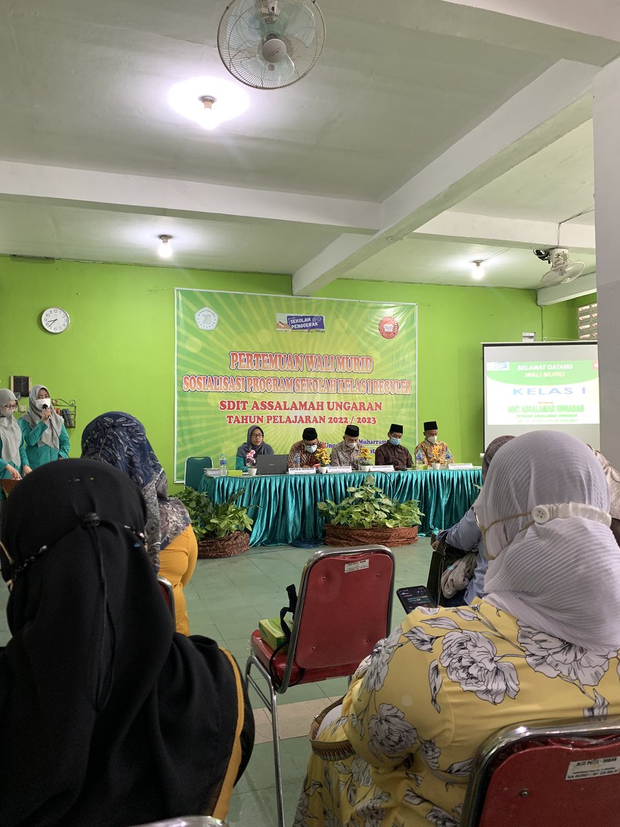 imeyspears's tweet photo. Ngantuk bgt sumpah. Meleng dikit diliet ibu kepsek. Berasa lagi diawasin ujian 😩 https://t.co/oADXAvLEBF