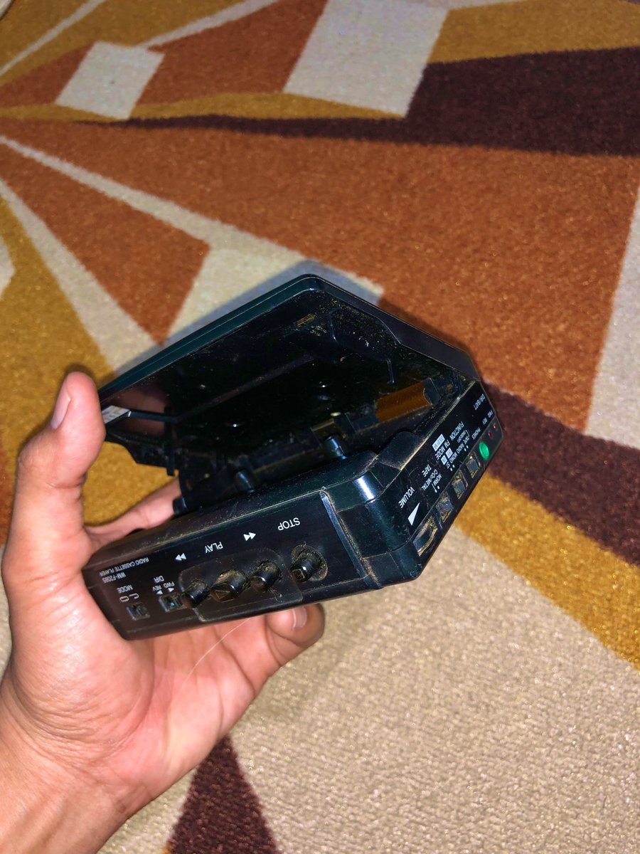 pakeeeeeeeeeet's tweet photo. gimana pun juga bapakku selalu memberi apa yang aku mau. tau anakknya suka nyanyi. dari walkman, transisi ke era discman pun dia beri tanpa aku minta, btw romantis ya LOL . namanya orang tua ga semua bisa membahasakan kasih mereka 🤧🫰🏻#hits2001 #generasi90 https://t.co/c0IbGvYHsX