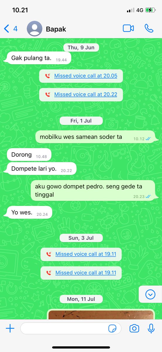 pakeeeeeeeeeet's tweet photo. gimana pun juga bapakku selalu memberi apa yang aku mau. tau anakknya suka nyanyi. dari walkman, transisi ke era discman pun dia beri tanpa aku minta, btw romantis ya LOL . namanya orang tua ga semua bisa membahasakan kasih mereka 🤧🫰🏻#hits2001 #generasi90 https://t.co/c0IbGvYHsX