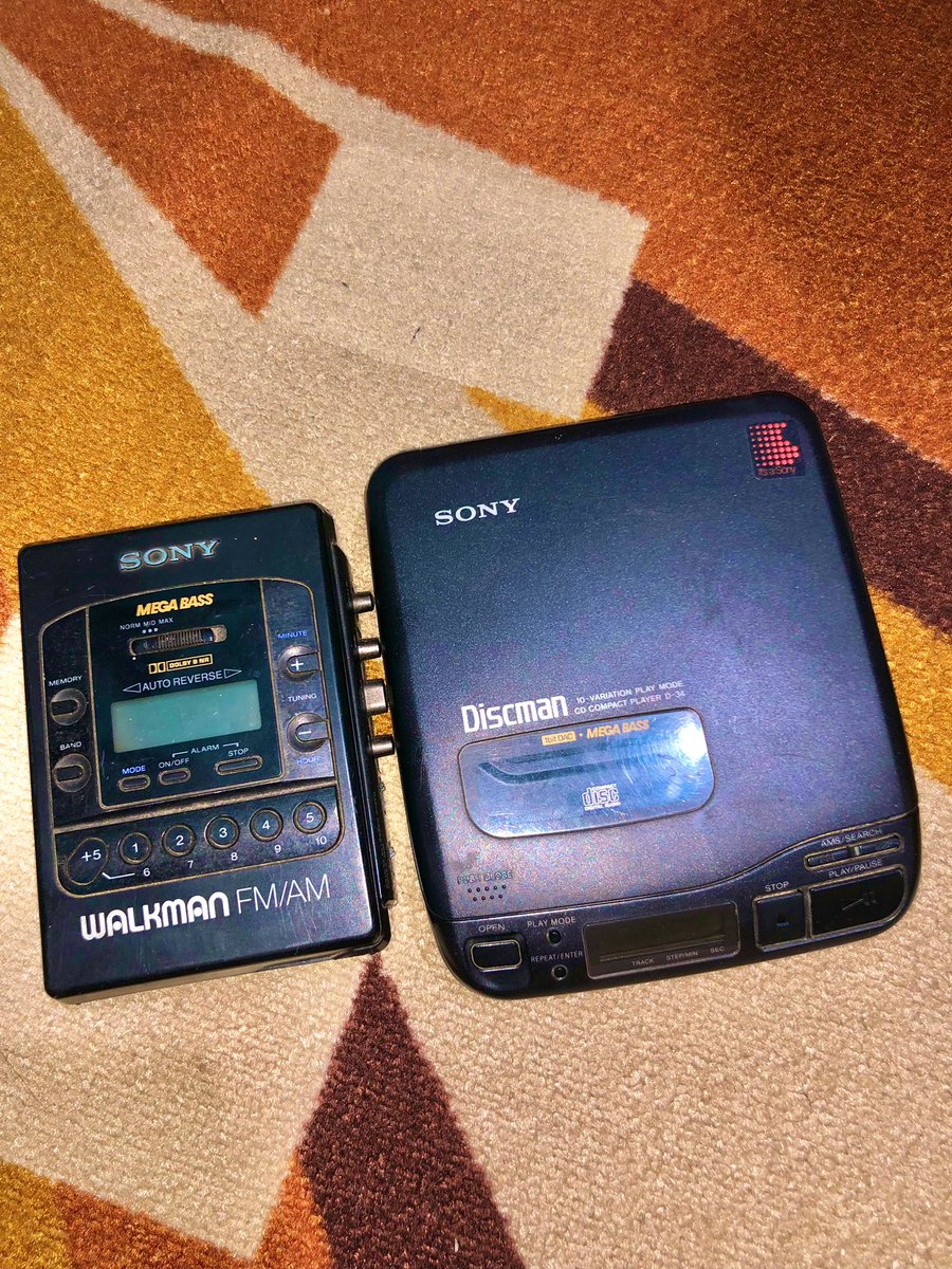 pakeeeeeeeeeet's tweet photo. gimana pun juga bapakku selalu memberi apa yang aku mau. tau anakknya suka nyanyi. dari walkman, transisi ke era discman pun dia beri tanpa aku minta, btw romantis ya LOL . namanya orang tua ga semua bisa membahasakan kasih mereka 🤧🫰🏻#hits2001 #generasi90 https://t.co/c0IbGvYHsX