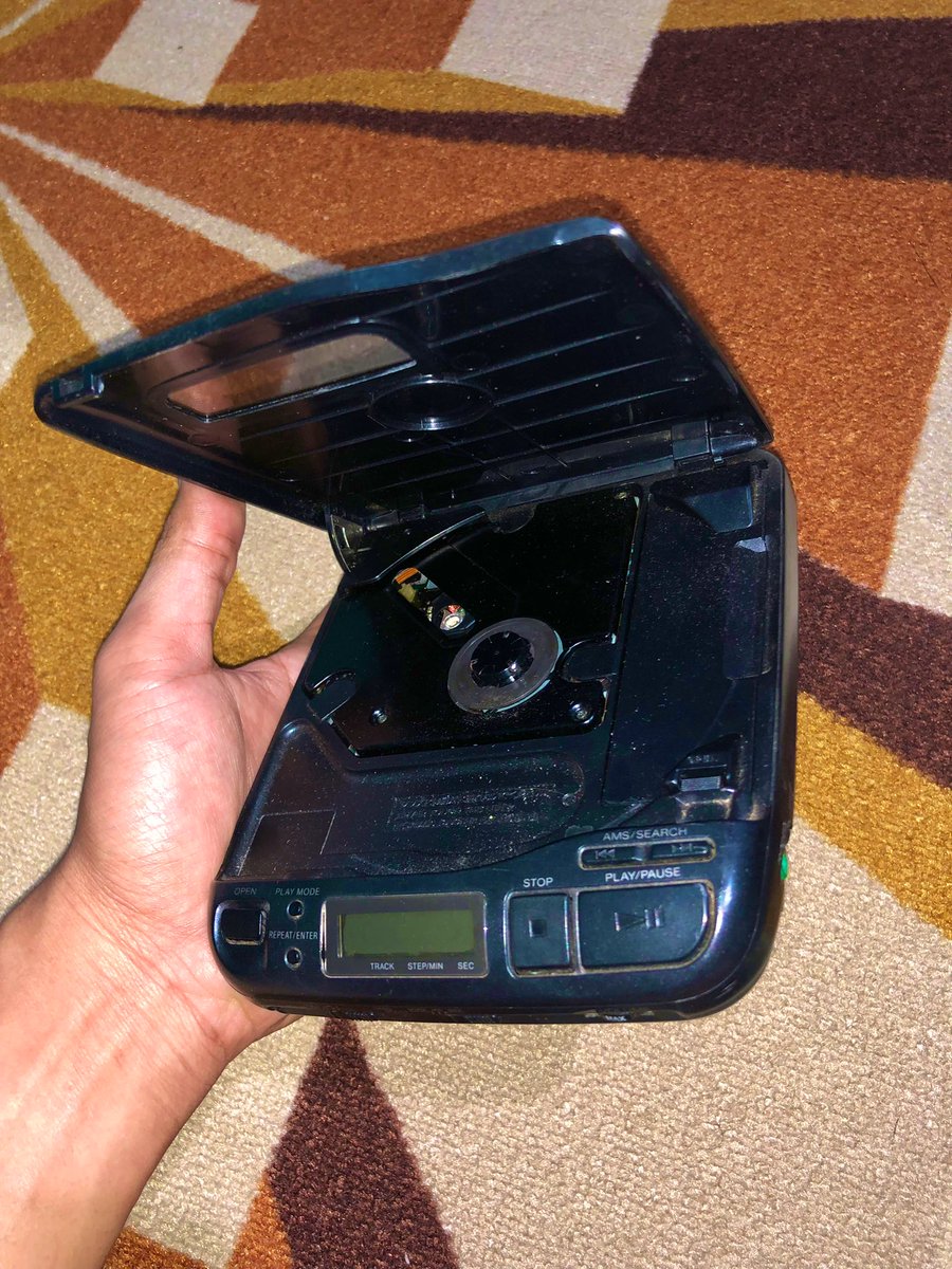 pakeeeeeeeeeet's tweet photo. gimana pun juga bapakku selalu memberi apa yang aku mau. tau anakknya suka nyanyi. dari walkman, transisi ke era discman pun dia beri tanpa aku minta, btw romantis ya LOL . namanya orang tua ga semua bisa membahasakan kasih mereka 🤧🫰🏻#hits2001 #generasi90 https://t.co/c0IbGvYHsX