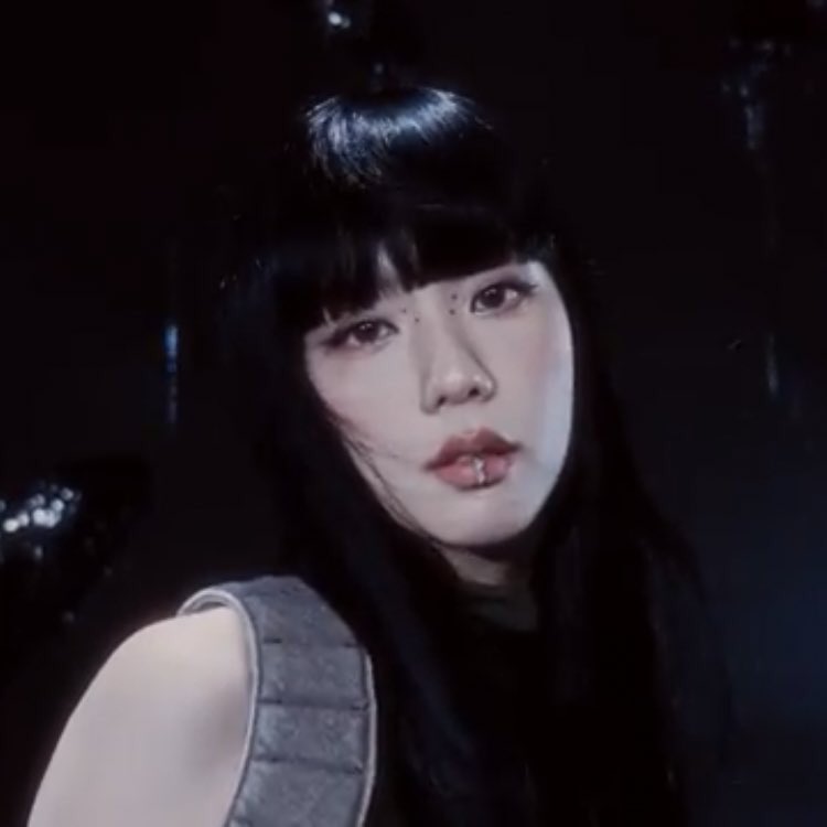 actressjichu's tweet photo. congratulations to kim jisoo for the biggest bangs glow up in history. https://t.co/qcEKfpLtKm