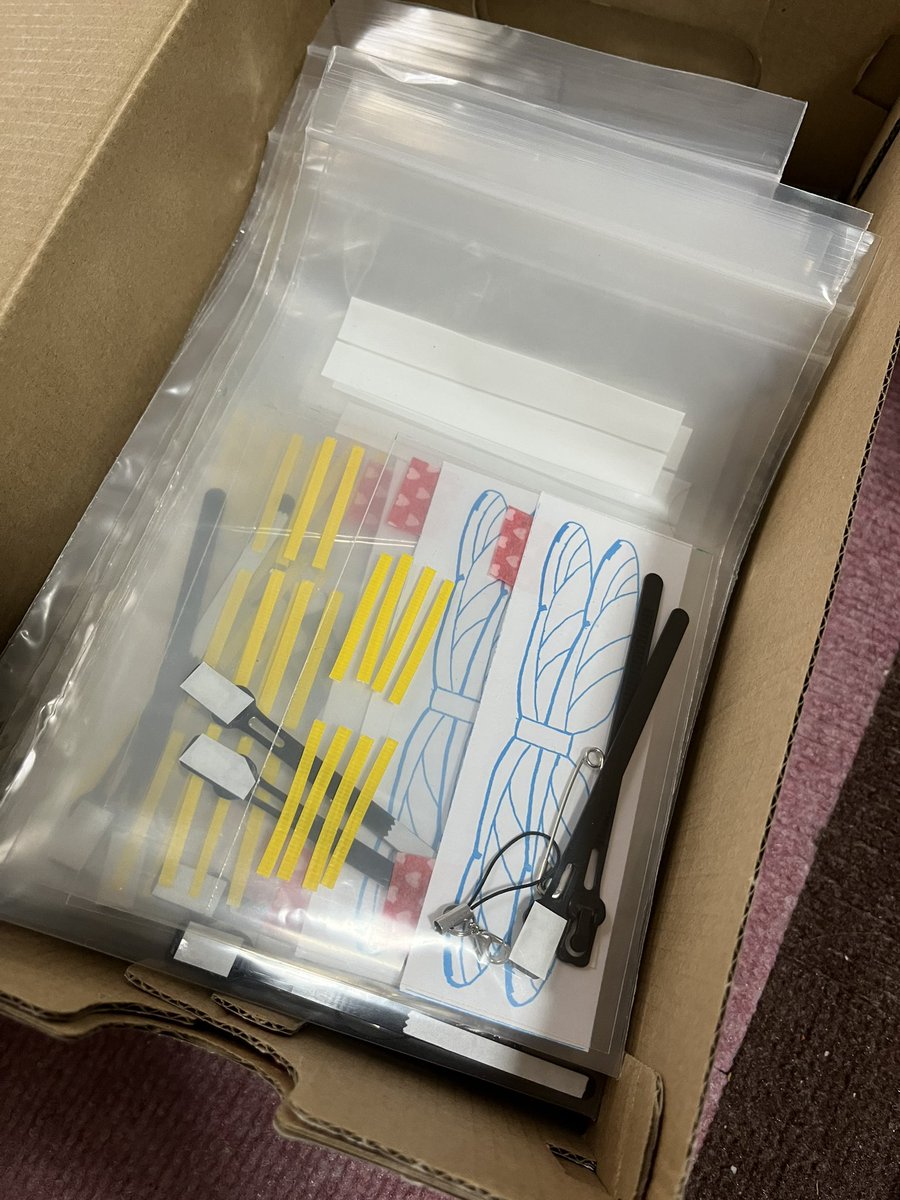 satton's tweet photo. オニヤンマくん。
夏休み工作教室で50匹分用意して、46人が参加して大好評でした🤗　みんな出来上がったオニヤンマくんを安全ピンで胸につけて満足そうな笑顔♪ ��園でもオニヤンマくんを付けてくれてオニヤンマくんブーム到来中！？ https://t.co/TwZT9B6qd9