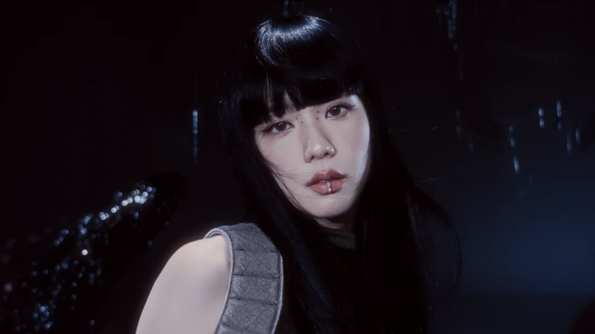 xxxbloomingxxx's tweet photo. Bangs, eyes, lip piercing, heart-shaped lips, nose, outfit, everything so perfect!!

JISOO CONCEPT TEASER
#6DaysToPinkVenom https://t.co/jbXcpqtPyx