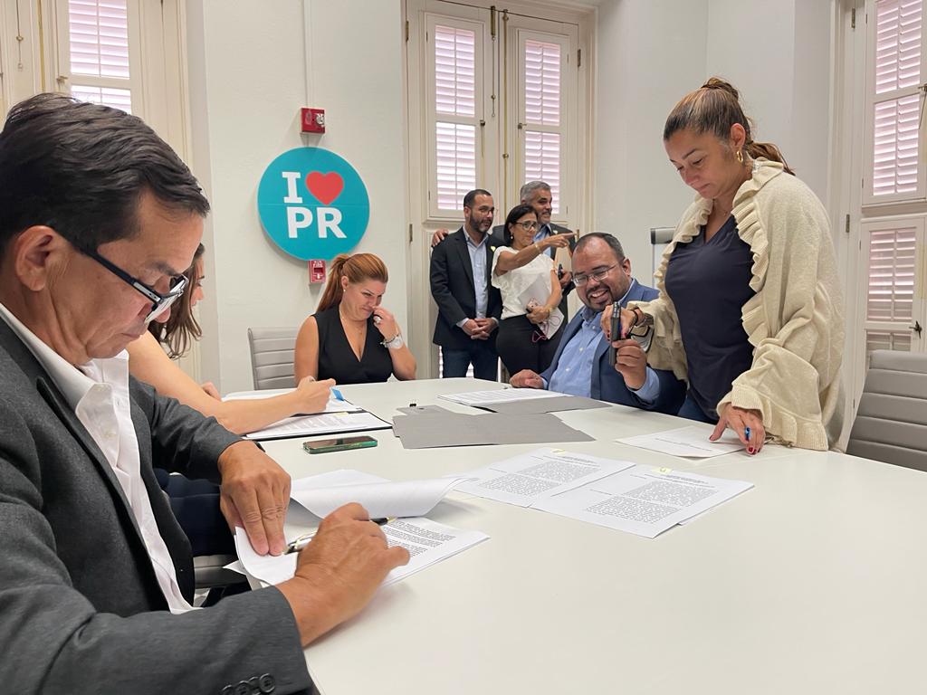 unionaep's tweet photo. 📃 ATENCIÓN COMPAÑEROS 📃
Acabamos de firmar un acuerdo con @AEPONLINE y @EDUCACIONPR.  Entendemos que es el comienzo para fortalecer la AEP y mejorar muestras condiciones de trabajo ya que nos acaban de aprobar $18 millones para las escuelas mediante ese acuerdo. https://t.co/RJ0RCC2khY