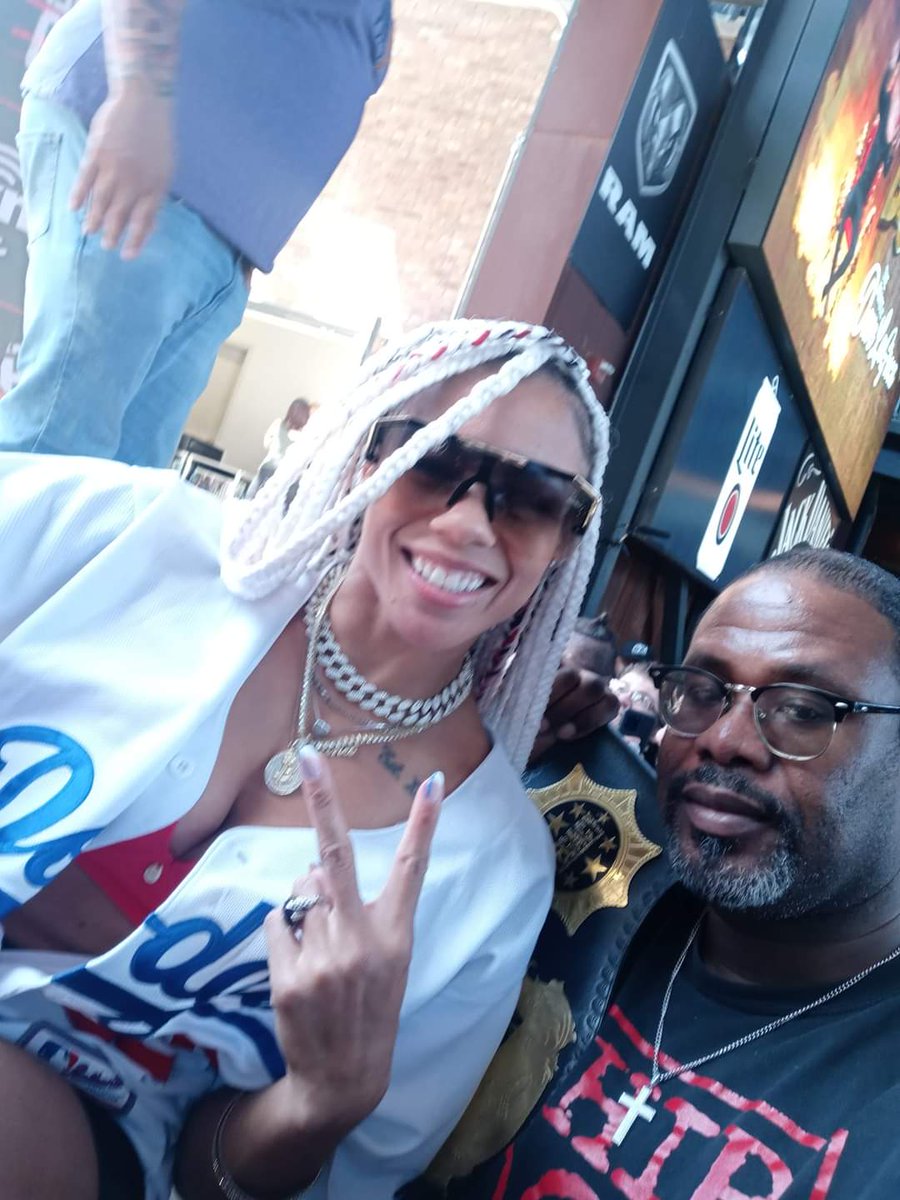 EmbodimentUrban's tweet photo. Welcome back Hit Row!!! Salute B-Fab! https://t.co/tgkIzbht2o
