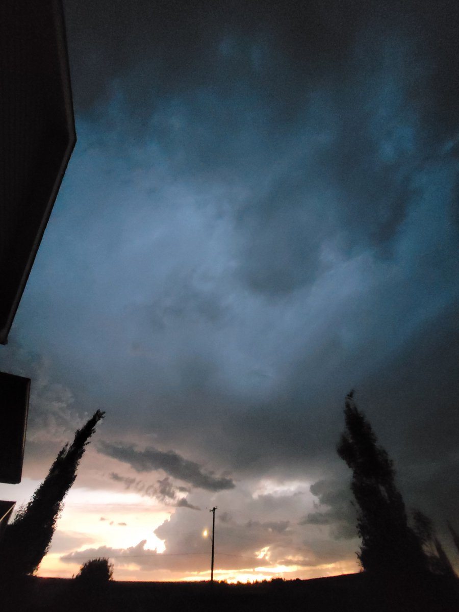 AgentSomerset's tweet photo. #abstorm absolutely beautiful skies tonight in Airdrie https://t.co/gP9QJwqMzG