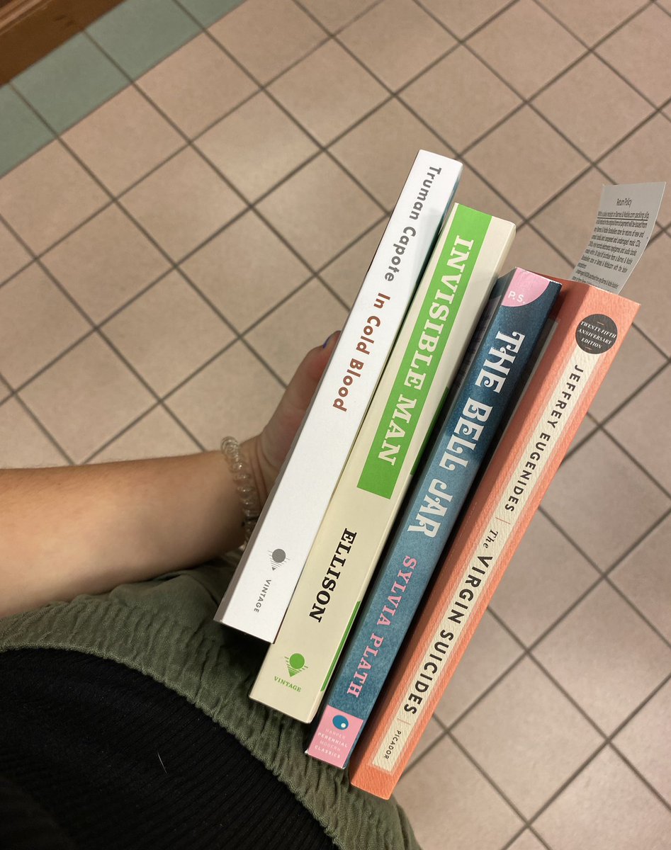 jo_reads3's tweet photo. mini haul :) has anyone read any of these? https://t.co/QApM1CkaGq