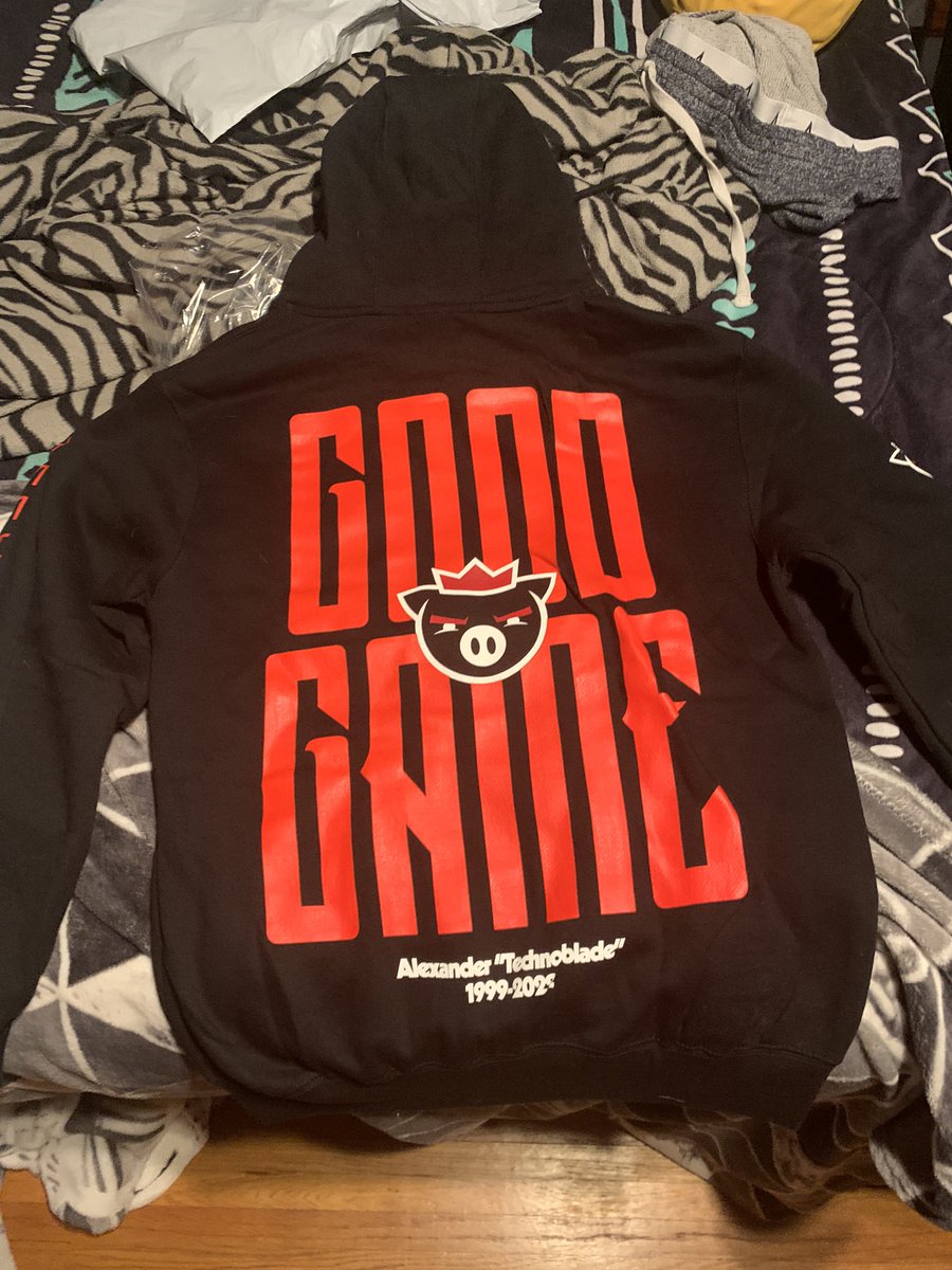 that_alt_ginger's tweet photo. y’all my technoblade hoodie finally came in, might cry tonight :’)

#technoblade #techno #technohoodie #riptechno https://t.co/cOZbB9G2Xe