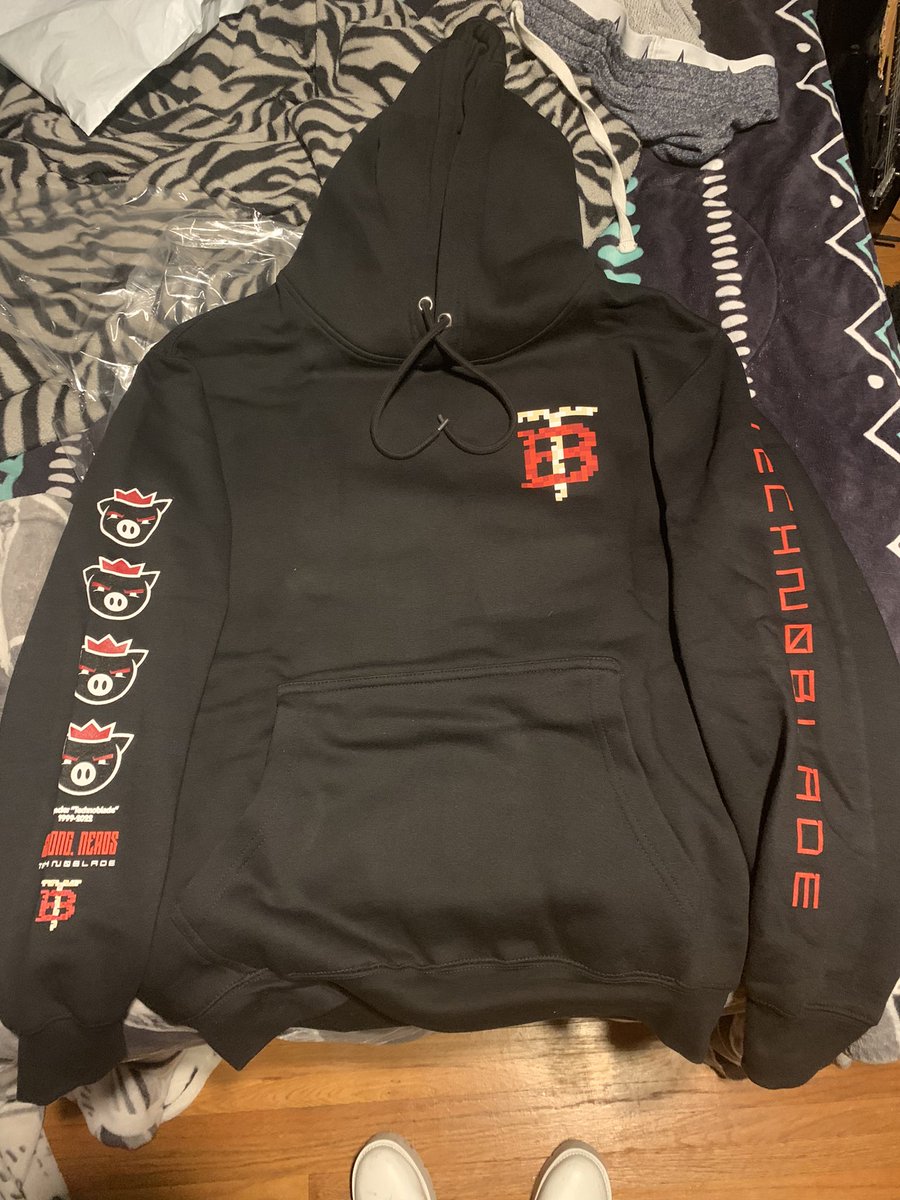 that_alt_ginger's tweet photo. y’all my technoblade hoodie finally came in, might cry tonight :’)

#technoblade #techno #technohoodie #riptechno https://t.co/cOZbB9G2Xe