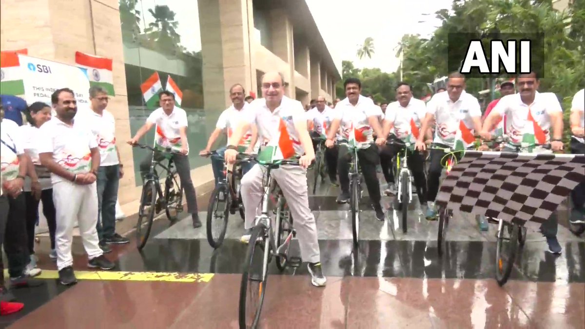 ndtv's tweet photo. #InPics | SBI Chairman Dinesh Khara flags off a cycle rally in #Mumbai to raise awareness about #HarGharTiranga

"Over 200 people are participating. We're hoping to get our message across to everybody through this": Dinesh Khara | reported by news agency ANI https://t.co/GohgvOcZXK