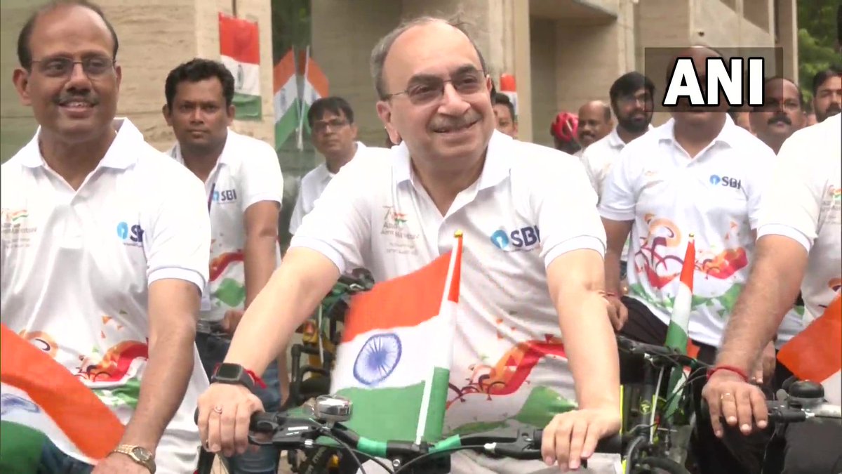 ndtv's tweet photo. #InPics | SBI Chairman Dinesh Khara flags off a cycle rally in #Mumbai to raise awareness about #HarGharTiranga

"Over 200 people are participating. We're hoping to get our message across to everybody through this": Dinesh Khara | reported by news agency ANI https://t.co/GohgvOcZXK