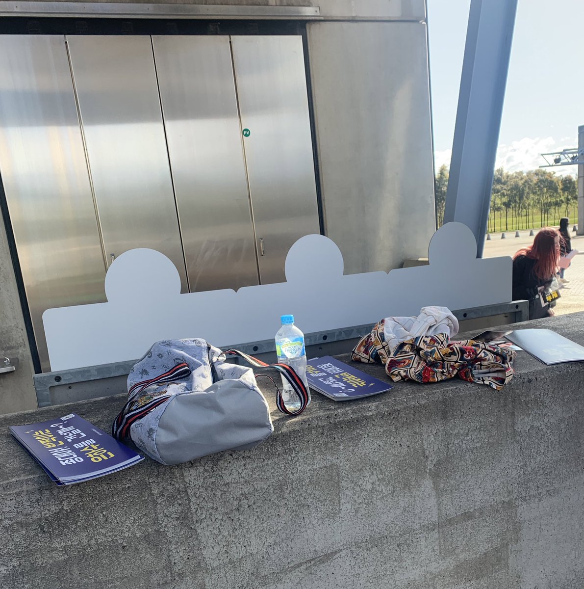 ChenUnionAUS's tweet photo. To anyone coming late for #HPFSydney2022 for the #CHEN banners, I left a Harry Potter duffle bag with the remaining banners outside on this post in case it rains

This is located right outside Entrance B 💚💛 https://t.co/Q6oD1Rl3N8