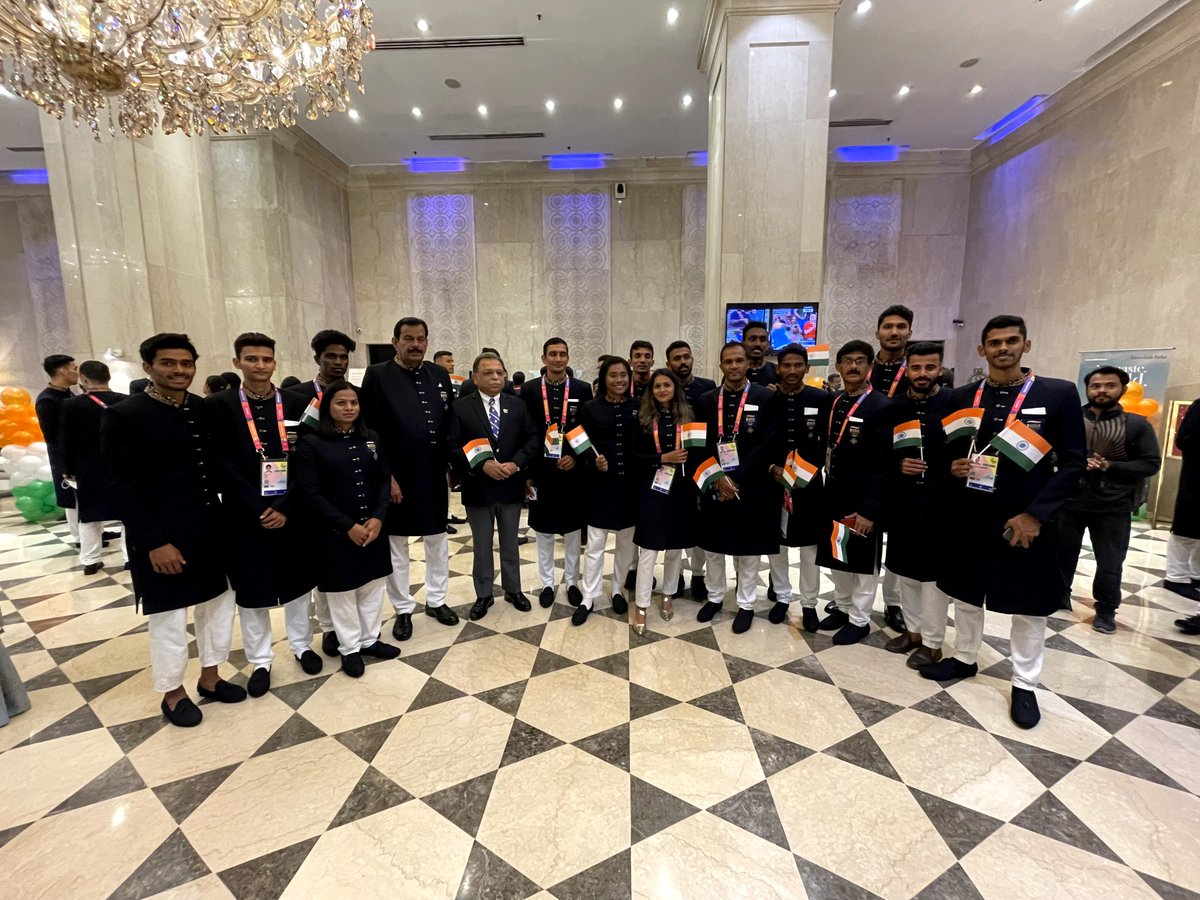 Media_SAI's tweet photo. #TeamIndia🇮🇳 is all Smiles 🤩🤩

Take a 👀 as the Indian #CWG2022 Contingent gears up to meet Hon. PM Shri @narendramodi at his residence shortly 

Can you feel their excitement!? 😁
Comment 👇
#Cheer4India
#HarGharTiranga
#AmritMahotsav 
1/1 https://t.co/tCAZSjjKkL