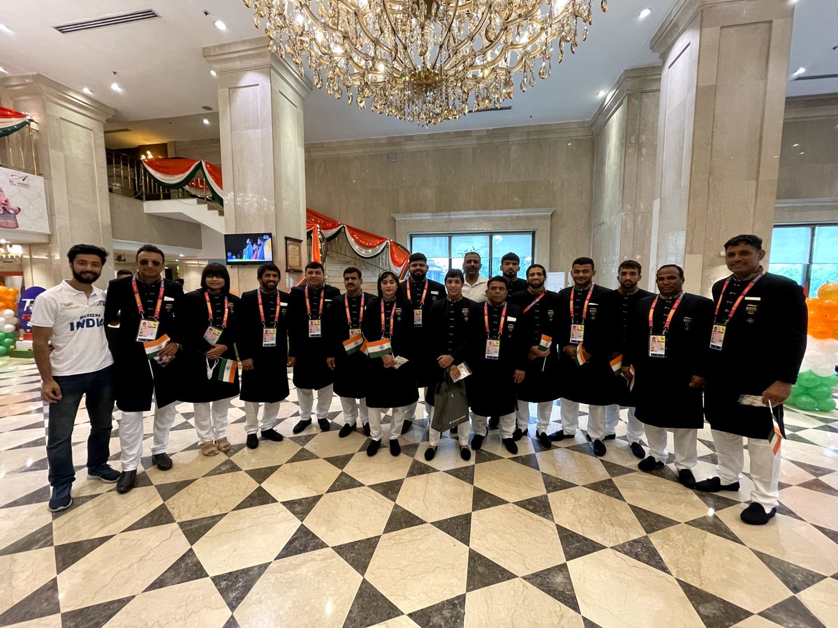 Media_SAI's tweet photo. #TeamIndia🇮🇳 is all Smiles 🤩🤩

Take a 👀 as the Indian #CWG2022 Contingent gears up to meet Hon. PM Shri @narendramodi at his residence shortly 

Can you feel their excitement!? 😁
Comment 👇
#Cheer4India
#HarGharTiranga
#AmritMahotsav 
1/1 https://t.co/tCAZSjjKkL