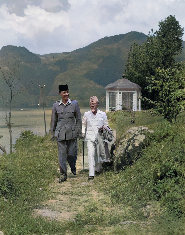 igunadi2006's tweet photo. Soekarno &amp; H. Agus Salim di pengasingan di tepi Danau Toba di Parapat, Simalungun, Sumatra Utara, Januari 1949.

Iwan Bule Khilaf Sambo Bima Sakti Indonesia Juara Gibran Project Pop Didu Messi #SangDewi #Kasmaran https://t.co/hV6XeHDf3E