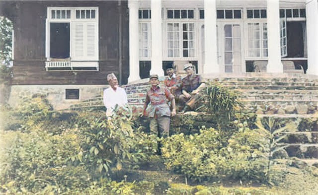 igunadi2006's tweet photo. Soekarno &amp; H. Agus Salim di pengasingan di tepi Danau Toba di Parapat, Simalungun, Sumatra Utara, Januari 1949.

Iwan Bule Khilaf Sambo Bima Sakti Indonesia Juara Gibran Project Pop Didu Messi #SangDewi #Kasmaran https://t.co/hV6XeHDf3E