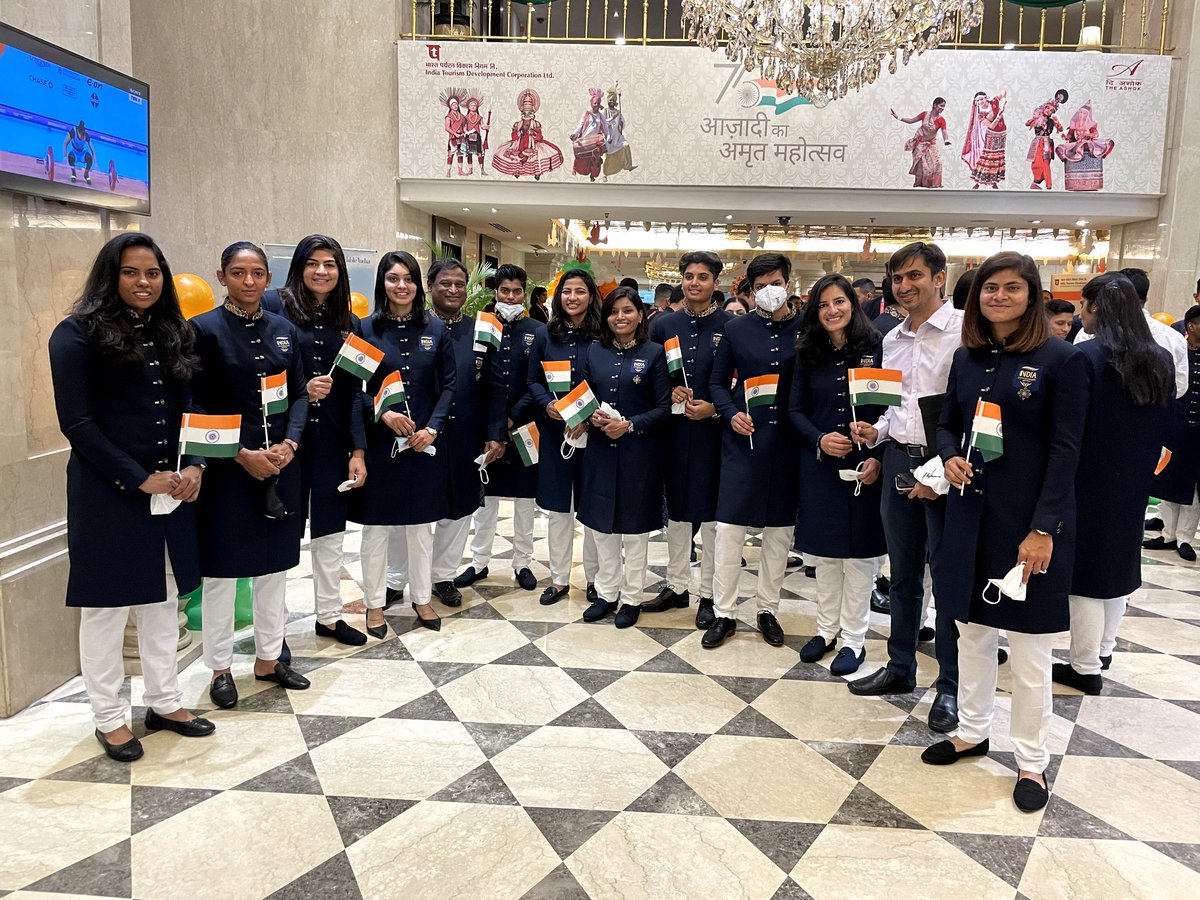 Media_SAI's tweet photo. #TeamIndia🇮🇳 is all Smiles 🤩🤩

Take a 👀 as the Indian #CWG2022 Contingent gears up to meet Hon. PM Shri @narendramodi at his residence shortly 

Can you feel their excitement!? 😁
Comment 👇
#Cheer4India
#HarGharTiranga
#AmritMahotsav 
1/1 https://t.co/tCAZSjjKkL