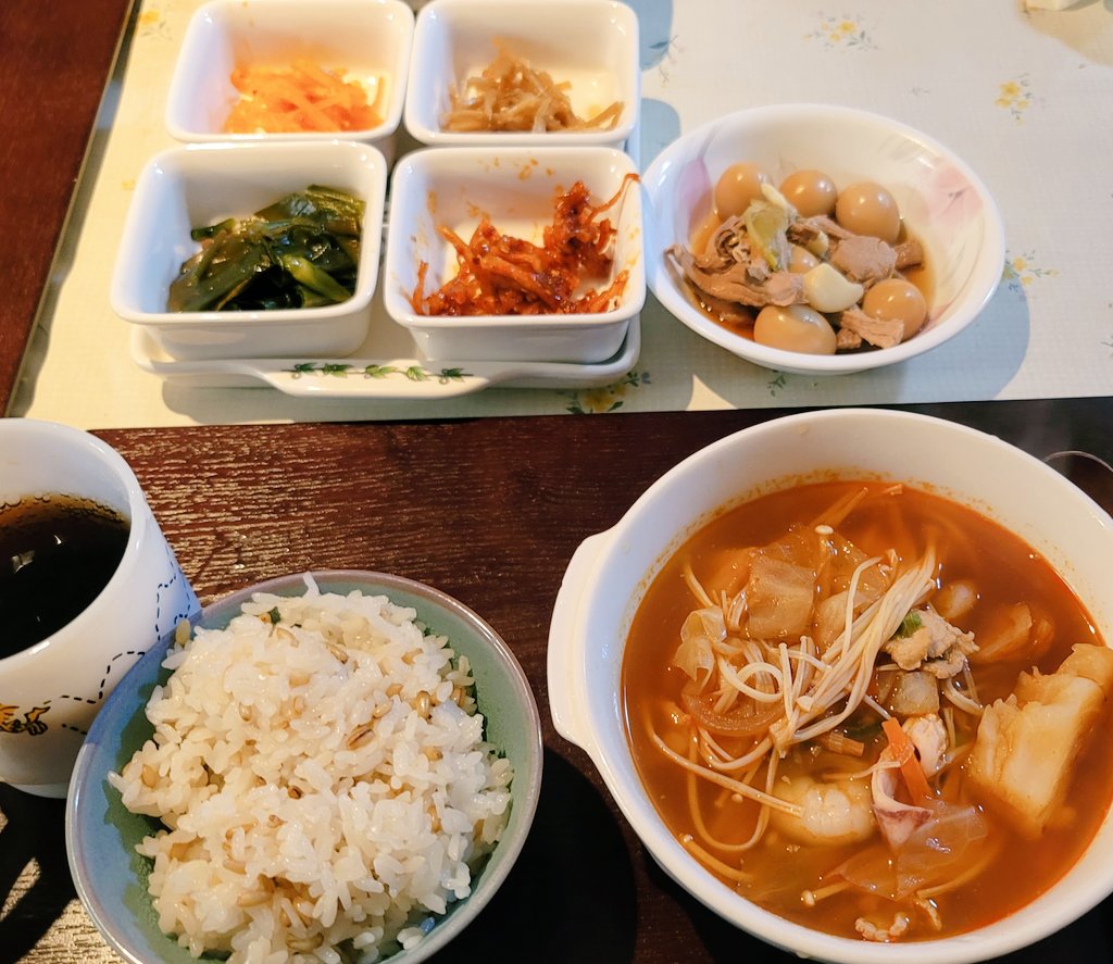 colahomeS2's tweet photo. 최근의 식사.
애호박구이와 파인애플볶음밥, 한그릇 가득한 얌운센, 실패한 짬뽕국물과 장조림, 야채토마토 파스타에 샐러드 https://t.co/fCrwOwoK2Y