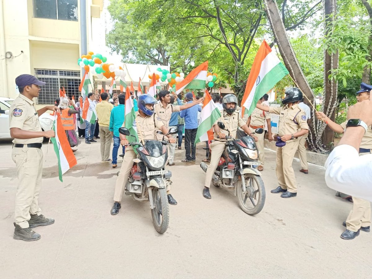 MalkajgiriCop's tweet photo. Today @uppalps_ organized #FreedomRally in part of the #SwatantraBharathaVajrotsavalu from #GHMC_Office, Uppal. #MLA_Uppal Sri Subhash Reddy, #GHMC counselors &amp; employees, #PolicePersonnel, #NCC_Students &amp; local public participated
#75YearsOfFreedom 
#IndiaAt75 https://t.co/RsXhHi1Yau