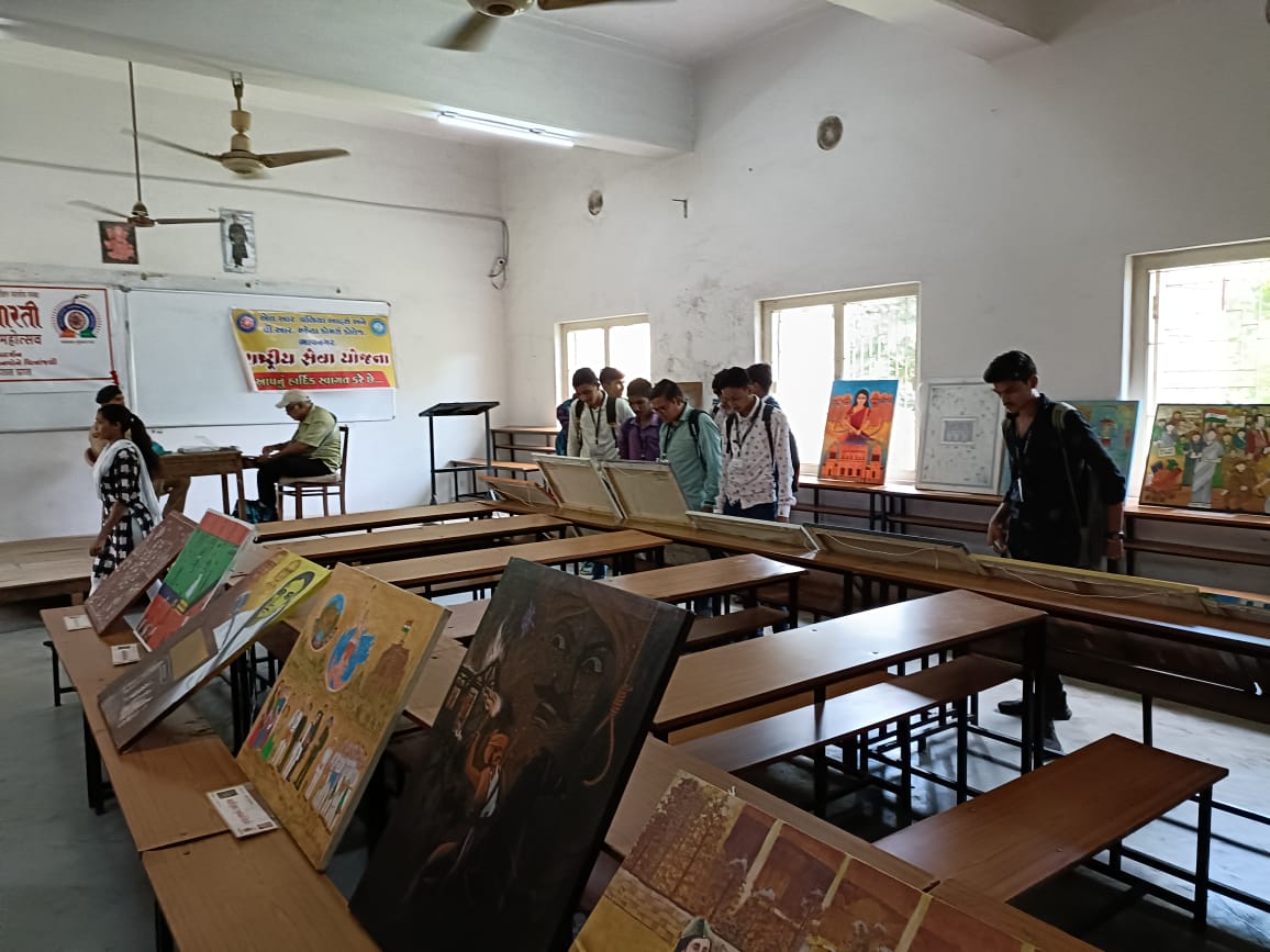 NSSVAMCC15's tweet photo. તારીખ ૧૦/૦૮/૨૦૨૨ના રોજ આઝાદીના લડવૈયાનું ચિત્ર પ્રદર્શન @_NSSIndia @nssgujarat @nssmkbu @YASMinistry https://t.co/O3rD4OEEjq