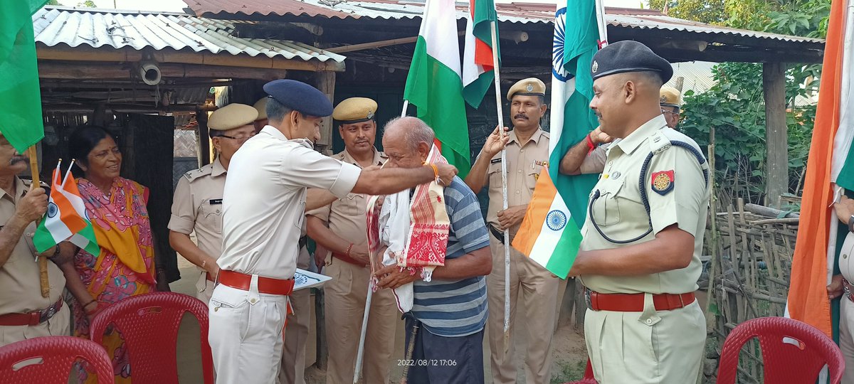 2ndAptf's tweet photo. Felicitation and National Flag distribution to the pensioners and senior citizens near campus of 2nd Assam Police Task Force Battalion, Lumding #HarGharTirangaAssam #azadikaamritmahotsav2022 @PMOIndia  @CMOfficeAssam  @himantabiswa @mygovassam @assampolice @DGPAssamPolice https://t.co/0iKwnLrbfA