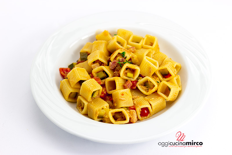Buongiorno e buon sabato amici! Cosa sfrigola nelle vostre padelle per pranzo?!
Nella mia pancetta croccante! Eccovi una ricetta velocissima e gustosissima per il pranzo di oggi!
oggicucinamirco.it/pasta-con-tonn… #oggicucinamirco #ricetta #ricettadelgiorno