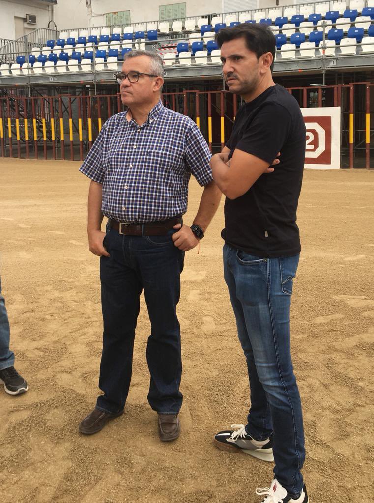 InfoDVentura's tweet photo. Un escenario diferente y muy atractivo. El toreo absolutamente enmedio de la gente: @Arganda_Ayto 🏟 cuyo alcalde nos acompaña durante la mañana. Excelente anfitrión!
⠀ 
Y por delante, un mano a mano muy motivante con @ruidfernandes 
⠀ 
#lamagiaesVentura💥 https://t.co/ilApP1zo9M