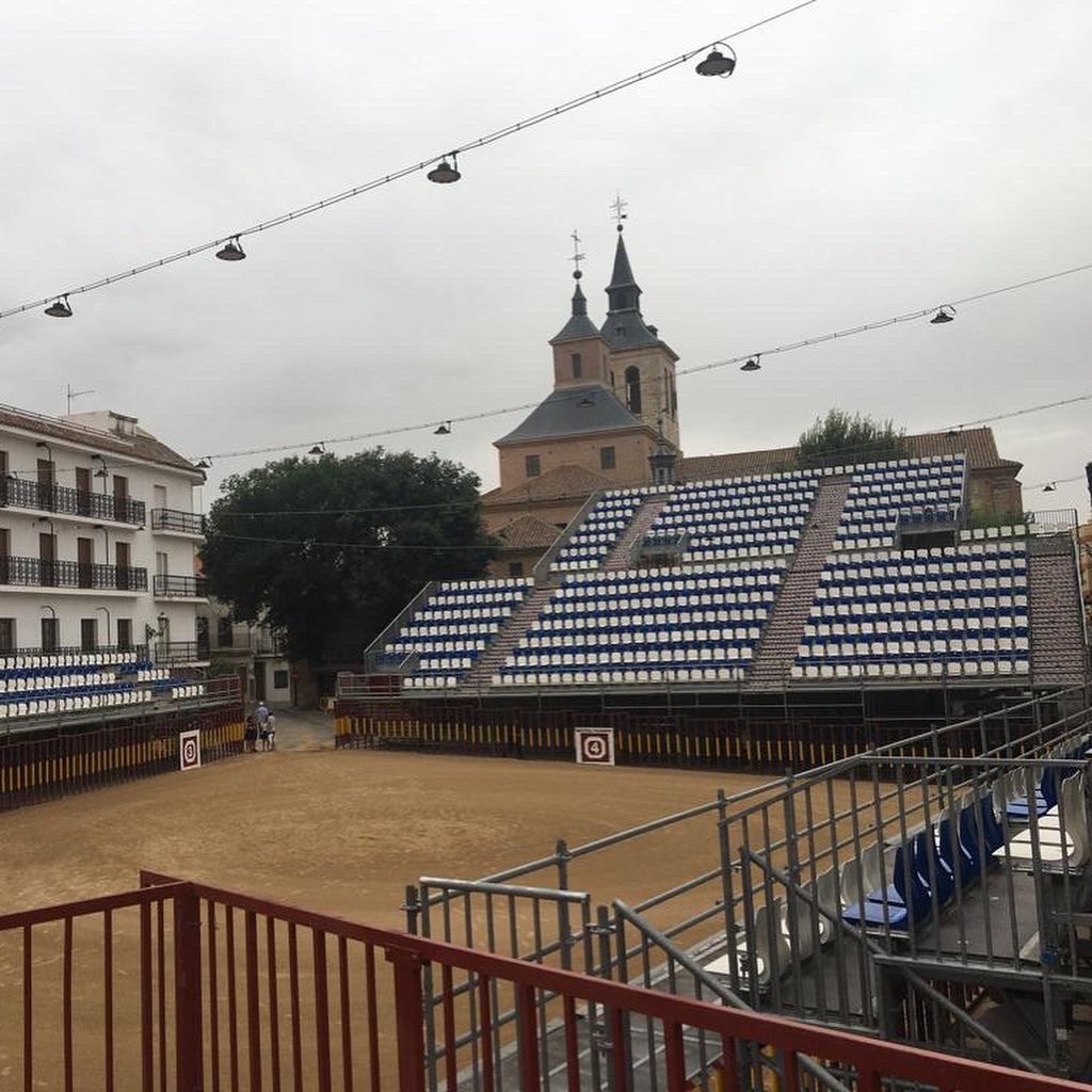 InfoDVentura's tweet photo. Un escenario diferente y muy atractivo. El toreo absolutamente enmedio de la gente: @Arganda_Ayto 🏟 cuyo alcalde nos acompaña durante la mañana. Excelente anfitrión!
⠀ 
Y por delante, un mano a mano muy motivante con @ruidfernandes 
⠀ 
#lamagiaesVentura💥 https://t.co/ilApP1zo9M