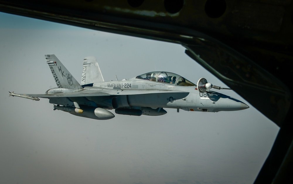 scan_sky's tweet photo. #USAF - Boeing KC-135T - 59-1464 - #CASA20
Currently Supporting #AXE11/#AXE12 - #USMC - F/A-18C Hornets Over Romania 🇷🇴
📸:Staff Sgt. Michael Battles https://t.co/5UZ03mOky7