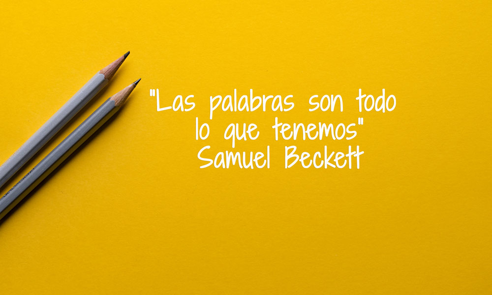 Empezamos el sábado con un escritor apuñalado. Salman Rushdie vive desde 1989 esquivando las amenazas de muerte y ayer, cerca de Nueva York, fue agredido mientras participaba en un acto cultural.
A sus 75 años está grave y la libertad de expresión ha sido nuevamente mancillada.