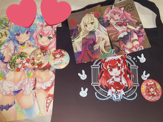 新刊とグッズ(ファンボのサークルに行ったよお土産も入ってます)無事届きました!新刊印刷綺麗だし、グッズも大変に良かったので明日コミケ会場や通販などでどうぞよろしくお願いします〜〜 