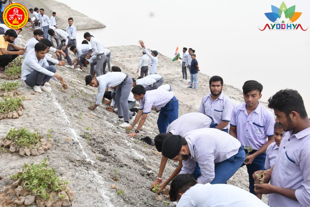 ayodhyadevauth's tweet photo. उत्तर भारत के सबसे बड़े पक्षी अभयारण्य के रूप में अयोध्या विकास प्राधिकरण द्वारा विकसित की जा रही समदा झील पर स्कूली छात्रों ने वृहद वृक्षारोपण में प्रतिभाग किया।
.
.
#Ayodhya #plantation #Students
@myogiadityanath @CMOfficeUP @UPGovt @VishalSinghIAS @Greenyatra @ShriRamTeerth https://t.co/XFH517Evvh
