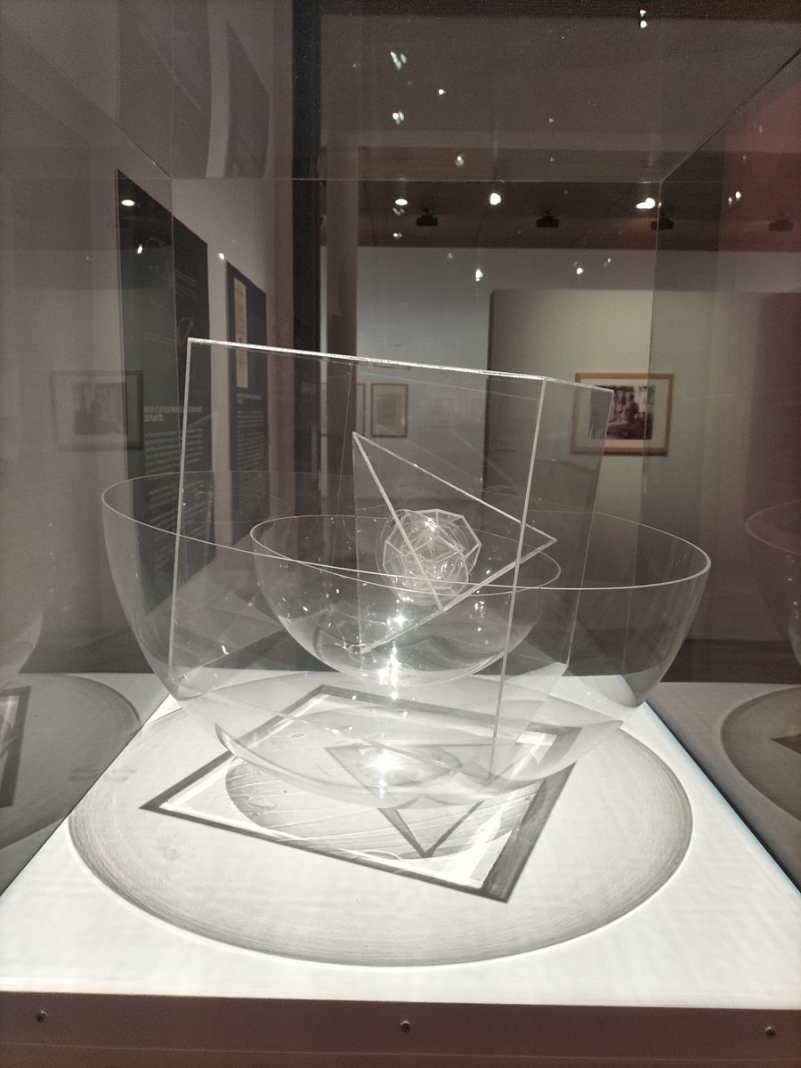 ChRolandMaths's tweet photo. Harmonie des sphères.
📸pour @mathsenvie et @DeRegards
#exposition #sphère #harmonie #art #science #abstraction #géométrie #matisse #herbin #claisse #dewasne #pesquet @Thom_astro @museeMatisse @LeCateau_ @departement59
📸(perso). Mai 2022. Musée départemental Matisse, Nord. https://t.co/hHczlJTITO
