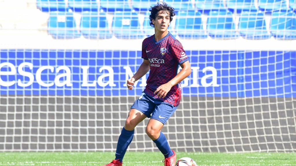 FranScouting's tweet photo. Jugador a seguir👀: Hugo Anglada
Pese a su corta edad(18 años) y ser su debut en la #LigaSmartBank , ha despachado un buen partido. 

✅Serio, y valiente intentando anticipar a un jugador corpulento como es Wesley.
❎Algún fallo puntual, especialmente en el juego aéreo. https://t.co/jGYt1lxFNb