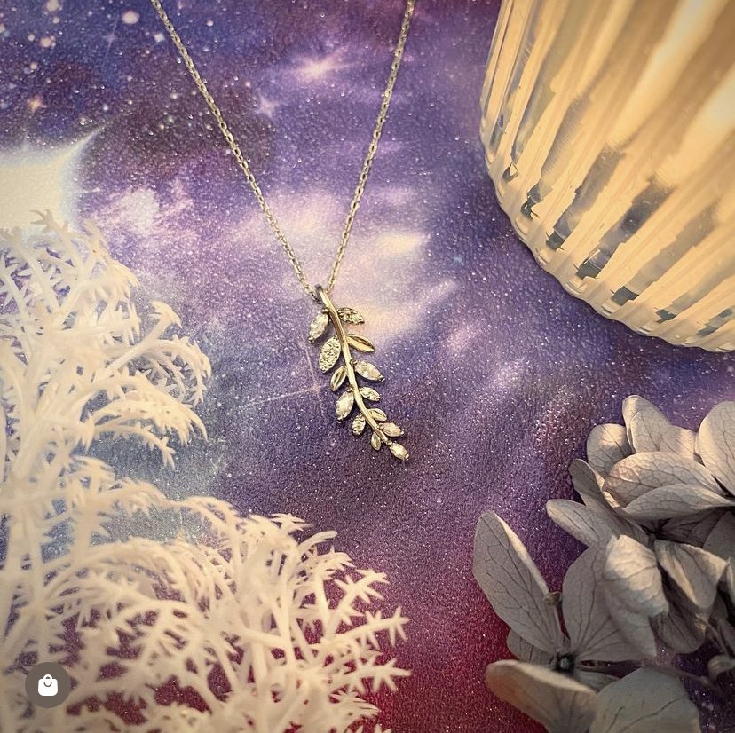 EnchantHeather's tweet photo. “Let your life lightly dance on the edges of time like dew on the tip of a leaf.”
- Rabindranath Tagore
•
https://t.co/frpKO2Rvv3
•
#Leaf #Necklace #SterlingSilver #Jewellery #GiftIdea #Present #SayItWithAGift https://t.co/M8fZyKtUa7
