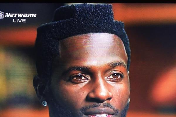 4KTZINO's tweet photo. If United don’t win today, I’ll rock this cut till the end of the season. #TrickyReds🔴 #RealLifeParlaysICanControl https://t.co/ilQz8w14XW