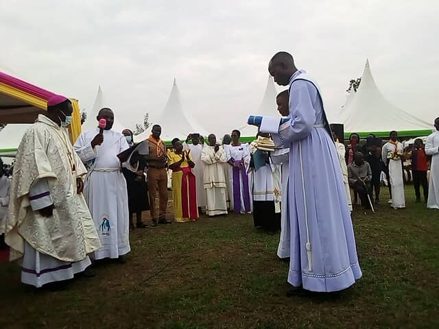 ugcatholics's tweet photo. JINJA DIOCESE ORDINATIONS 2022

Pictorial: Candidates being brought forth and presented before the Bishop and the church!

Main Celebrant: Rt Rev. Charles Wamika - Bishop Of Jinja Diocese

#UCOupdates
#2022ordinations
#JinjaDiocese. https://t.co/rtpzxYOCCm