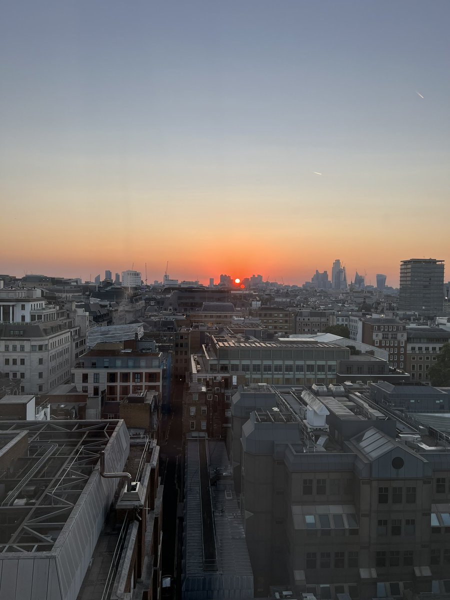 tbdrive's tweet photo. Sunrise over London https://t.co/2g9JJ2idKz