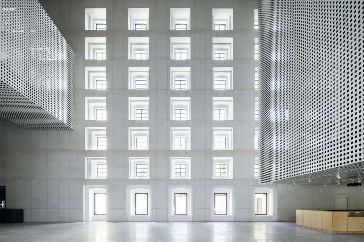 arquitect_viva's tweet photo. Espacio Cukrarna de Arte Contemporáneo, Liubliana
Scapelab
https://t.co/UTwVYnKtii
Esta antigua refinería de azúcar se transforma en centro de arte. La intervención se matiza con los materiales: hormigón sobre los viejos paramentos y chapa perforada en los nuevos volúmenes. https://t.co/wtLaJ3m5MG