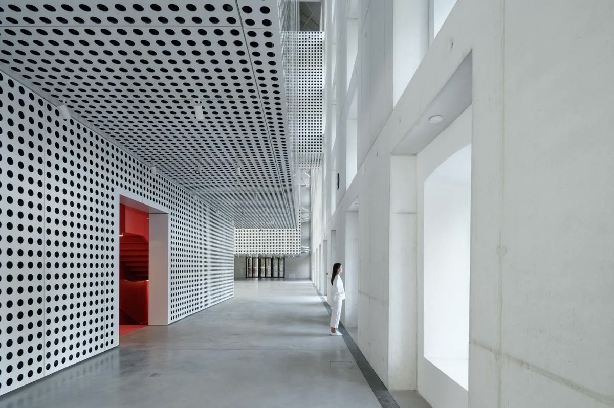 arquitect_viva's tweet photo. Espacio Cukrarna de Arte Contemporáneo, Liubliana
Scapelab
https://t.co/UTwVYnKtii
Esta antigua refinería de azúcar se transforma en centro de arte. La intervención se matiza con los materiales: hormigón sobre los viejos paramentos y chapa perforada en los nuevos volúmenes. https://t.co/wtLaJ3m5MG