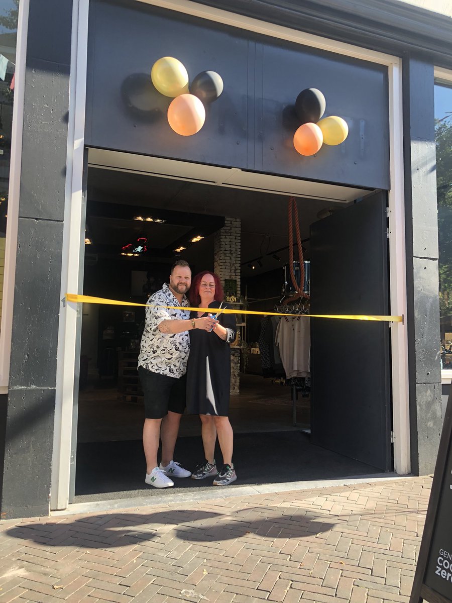 Duco Hoek (@ducohoek) on Twitter photo Wat een prachtige nieuwe winkel in de binnenstad van Enschede. Een vinyl platenzaak waar je ook een drankje kunt pakken, hoek oude markt/ marktstraat. Crash Vinyl & Booze. Marcel Visscher van harte gefeliciteerd namens <a href="/Gem_Enschede/">Gemeente Enschede</a> <a href="/Ondernemen053/">Ondernemersloket 053</a> Wat een prachtige nieuwe winkel in de binnenstad van Enschede. Een vinyl platenzaak waar je ook een drankje kunt pakken, hoek oude markt/ marktstraat. Crash Vinyl & Booze. Marcel Visscher van harte gefeliciteerd namens <a href="/Gem_Enschede/">Gemeente Enschede</a> <a href="/Ondernemen053/">Ondernemersloket 053</a>