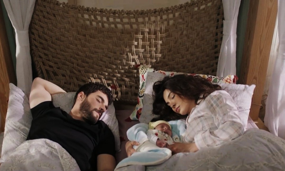 yvette_princz's tweet photo. Beautiful family 🤍
#AkinAkinozu #EbruSahin #AkRu #ReyMir #MiranSadoglu #ReyyanSadoglu #UmutSadoglu #Hercai https://t.co/JJ2ncClwjA