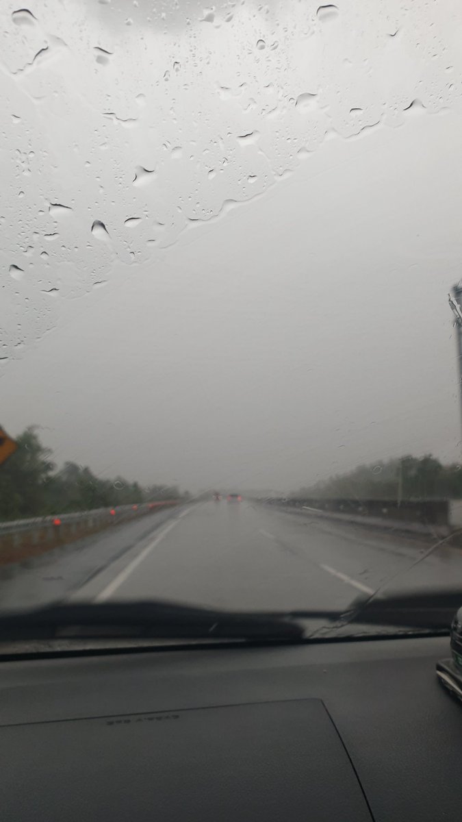 melissarusmala's tweet photo. Toll tongas-pasuruan KM 820 hujan deras, mendung gelap jarak pandang terbatas hati2 kawan yg melintas @e100ss https://t.co/HJxbJlFlhF