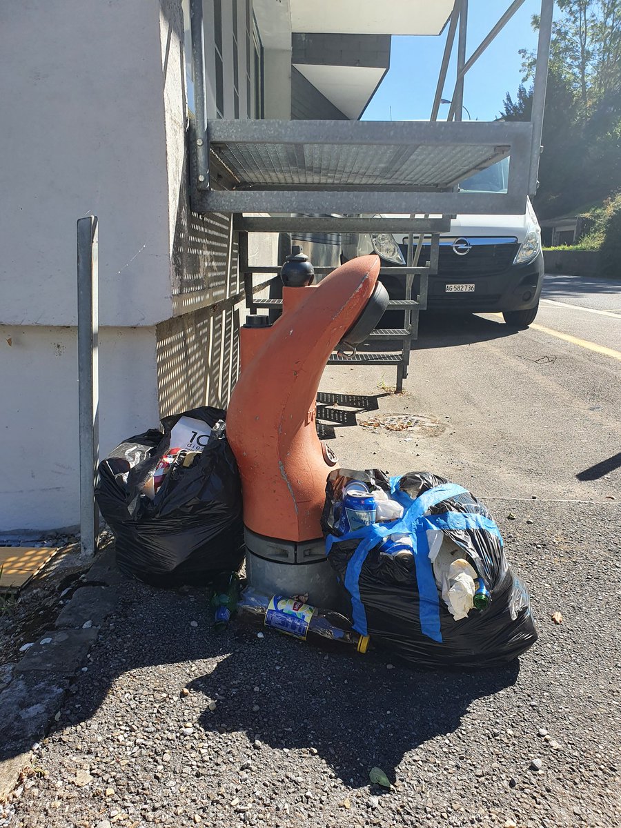 daconte69's tweet photo. Schon gewusst? An der Schönenwerderstrasse gibt es seit 4 Wochen 🥺eine Kehrichtverbrennungsanlage. Einfach ohne Verbrennungsanlage. 
@SuzanneMarclay
#aarau #schönenwerderstrasse #abfall #littering #zerfall https://t.co/gTcfawxDLh