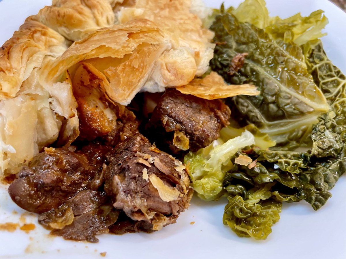 Averyslondon's tweet photo. Yesterday We made a very tasty #Steak &amp; #Kidney #Pie ⁦@TheCat_Max⁩ ⁦@Averyslondon⁩ https://t.co/XfYGsih8rB