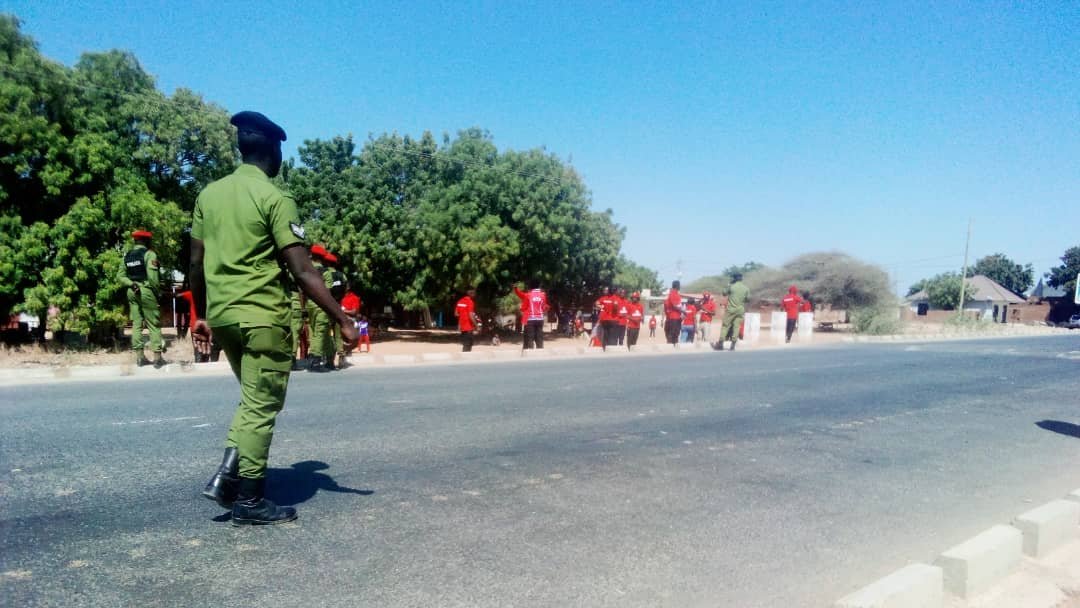IAMartin_'s tweet photo. Mji wa Migoli, Iringa, gari ambalo liliwabeba vijana wa BAVICHA wakisafiri kutoka Shinyanga kwenda Iringa wamesimamishwa barabarani na askari polisi wakiambiwa Rais SSH anapita hapo, wakaambiwa wakae vichochoroni Rais asiwaone kwenye msafara, waliohoji, wamekamatwa, wapo mahabusu https://t.co/bqtbx5Zgxt