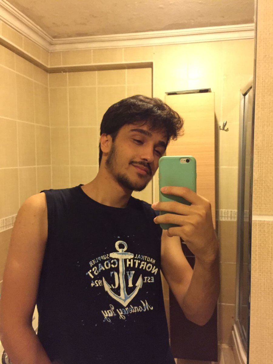 alihancer24's tweet photo. Kanser olduğumu ilk öğrendiğim zamanlarda böyle bir fotoğraf çekmiştim. Diğer fotoğrafta şimdiki halim tedavimin iyiye gittiği, iyileştiğim dönemlerdeyim.                                                  Çok az kaldı hedefim yakında buraya ben kazandım diye tweet atmak. https://t.co/ozPixkrvhN